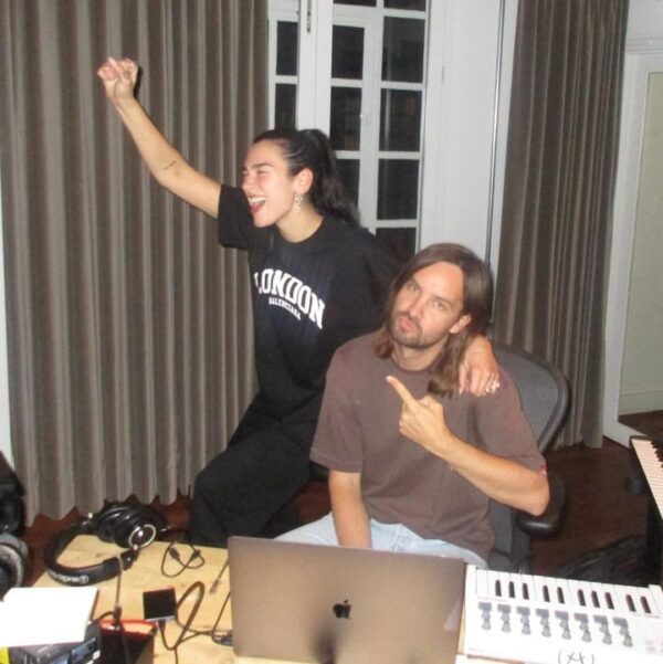 📷 Dua Lipa en el estudio de grabación con Kevin Parker de Tame Impala!