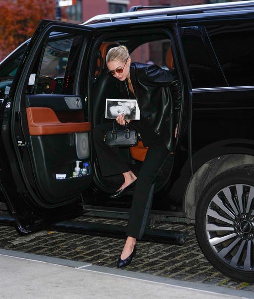 NOVEMBER 13TH: GIGI HADID ARRIVING BACK AT HER APARTMENT IN NEW YORK.