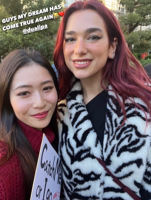 ? Dua Lipa luciendo hermosa junto a una fan en Tokio, Japón el día de hoy!

(vía: mai_vdj)