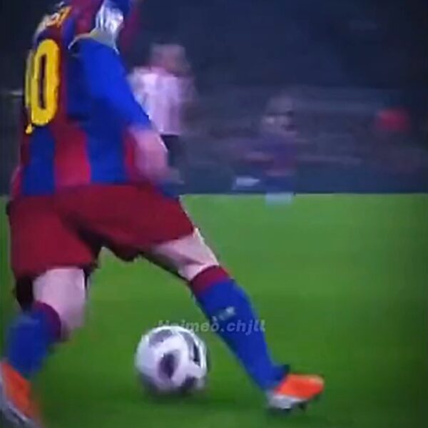 Cách để rê bóng như dính vào chân của Messi là đoán trước đối thủ 1 nhịp ???