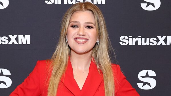 Kelly Clarkson’s showcases slim physique in fitted red dress after sparking concern among fans