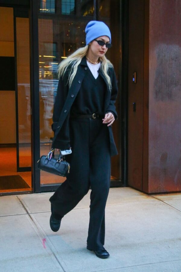 DECEMBER 19TH: GIGI HADID LEAVING HER APARTMENT IN NEW YORK.