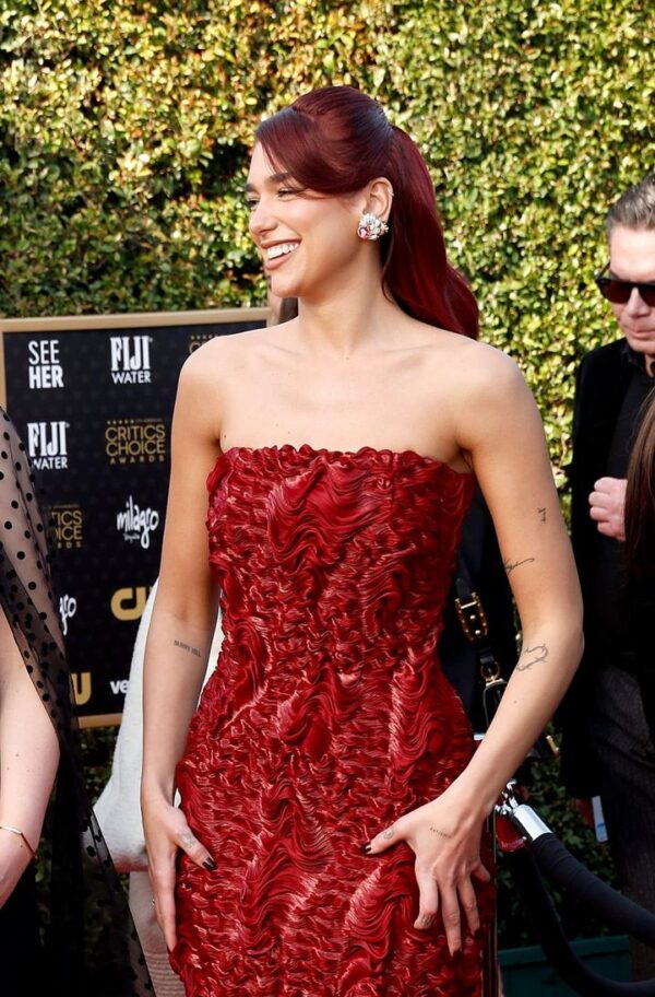 📷 Dua Lipa llegando a la 29ª edición de los Critics Choice Awards.