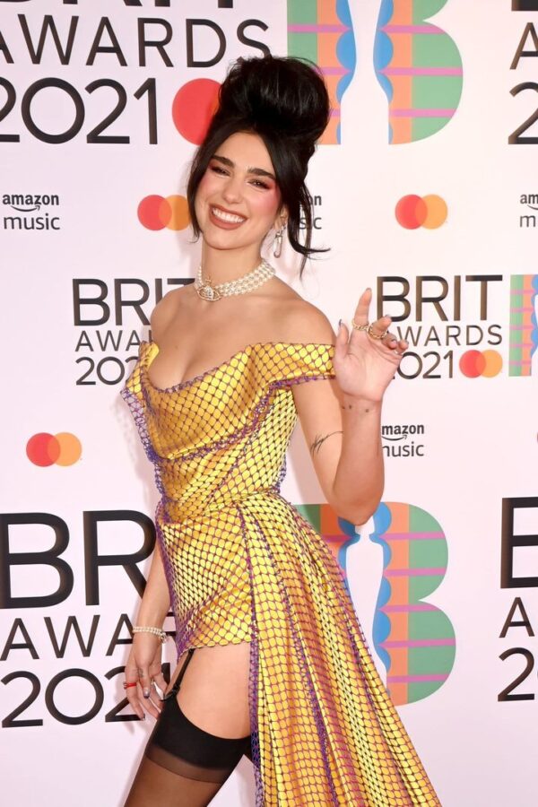 ? Dua Lipa obtiene tres nominaciones en los Brits Awards 2024! 

• Artista del año
• Mejor acto Pop
• Canción del año – “Dance T…