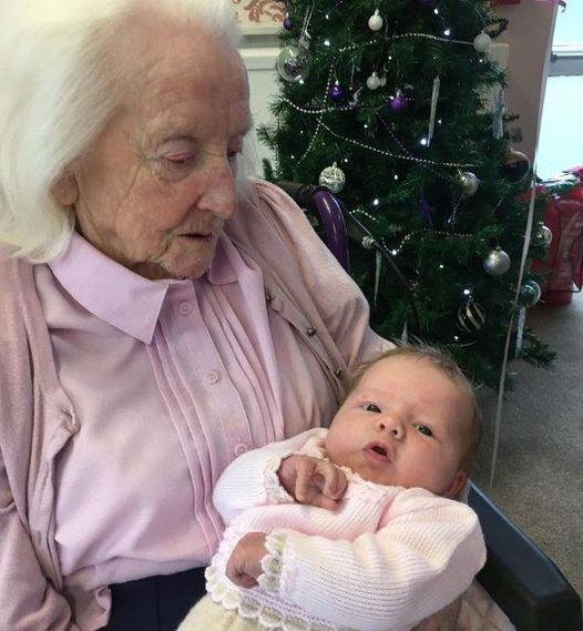 After waiting for 75 years, a 101-year-old great-grandmother is happy to see her first granddaughter born.
Check the comments????????