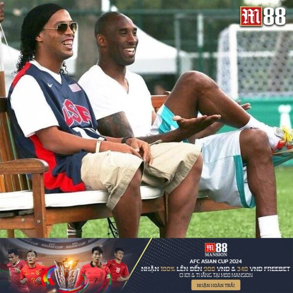 ???? Kobe: "Tôi đang nói chuyện với Ronaldinho và anh ấy nói với tôi: "Kobe, tôi sẽ giới thiệu với bạn một người sẽ trở th…