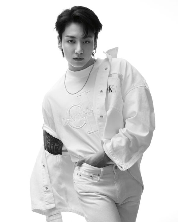 Major in monochrome. 
Jung Kook wears the Premium Monologo Tee.

Discover the new collection: https://calvin.re/Jung-Kook-FB