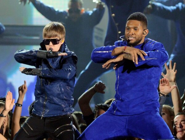 E os rumores só aumentam! TMZ reporta que Usher entrou em contacto com o Justin Bieber para uma participação dele no seu Halftime Show do Super Bowl! https://t.co/rhZTe5M7g1