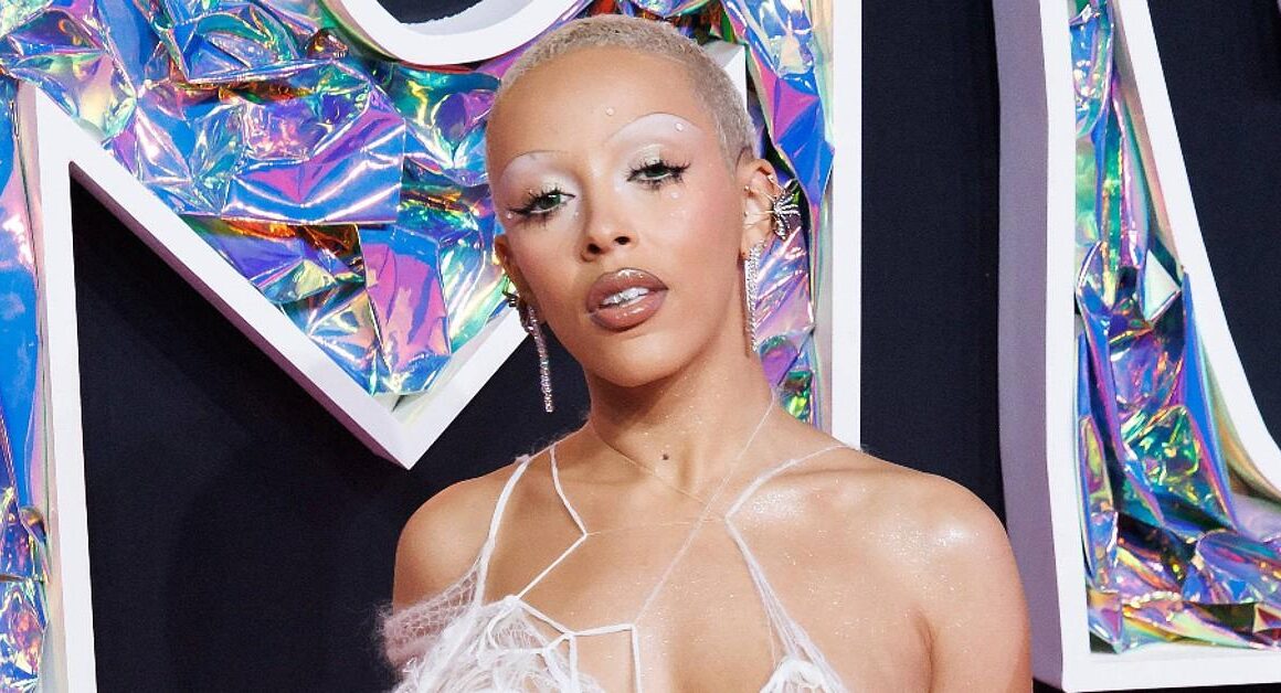 Doja Cat Turns Heads With New Braless Thirst Trap Pics Https Celebspop Site