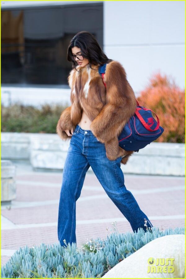 Kylie Jenner Flashes Her Abs In Fur Coat During Valentine’s Day Outing: Photo 5014372 | Kylie Jenner Photos | Just Jared: Celebrity News and Gossip