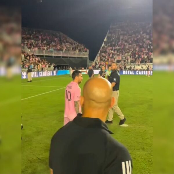 Vệ sĩ của Messi ngăn cản cậu bé đang xông vào sân nhưng sau đó lại dành cho fan nhí một khoảnh khắc không thể nào quên �…