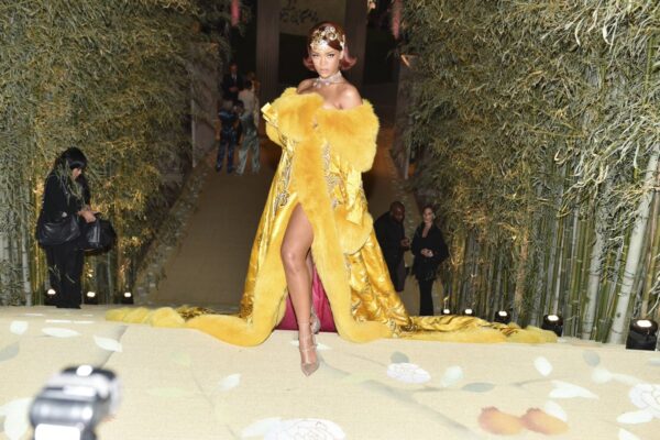 Rihanna and a fab coat or some other sort of outerwear art always keeps things interesting ???????? https://t.co/EyHYOV0qqG
