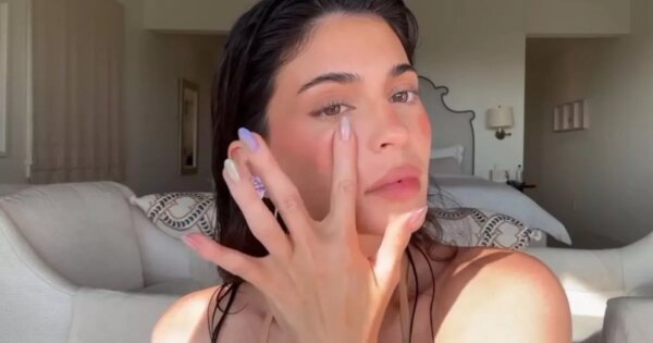 Kylie Jenner’s mermaid chrome nails are the perfect holiday holiday mani inspo