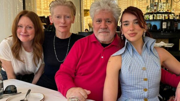 ???? Dua Lipa junto a las actrices Julianne Moore, Tilda Swinton y el director de cine Pedro Almodóvar. 

(vía: dualipabrasil)