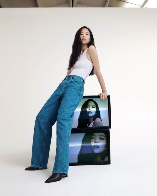 On every screen. JENNIE in new season denim, wearing the 90s Loose Fit Jeans. 

A relaxed and high-waisted silhouette. Shop the …