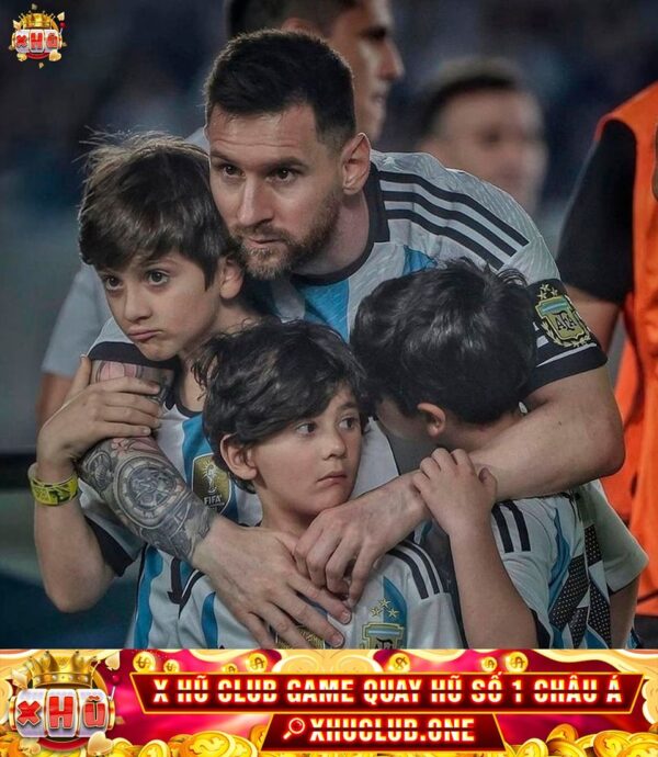 ???????? Zidane: “Con của bạn bao nhiêu tuổi? ” ???????? Leo Messi: “Thiago 11 tuổi, Mateo 8 tuổi và Ciro 5 tuổi. ” ???????? Zidane:…