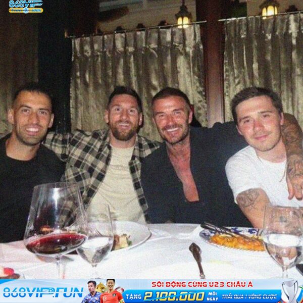 ????| Lionel Messi , Sergio Busquests, David Beckham và Brooklyn Beckham đêm qua tại một nhà hàng ở Miami ..❤️????????