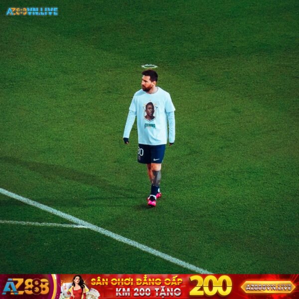 Một trong những bức ảnh đẹp nhất của Lionel Messi. Vừa có tâm vừa có tầm ❤
