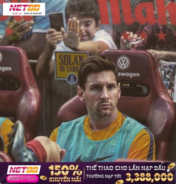 Leo Messi trong một lần ngồi dự bị vì chấn thương ????