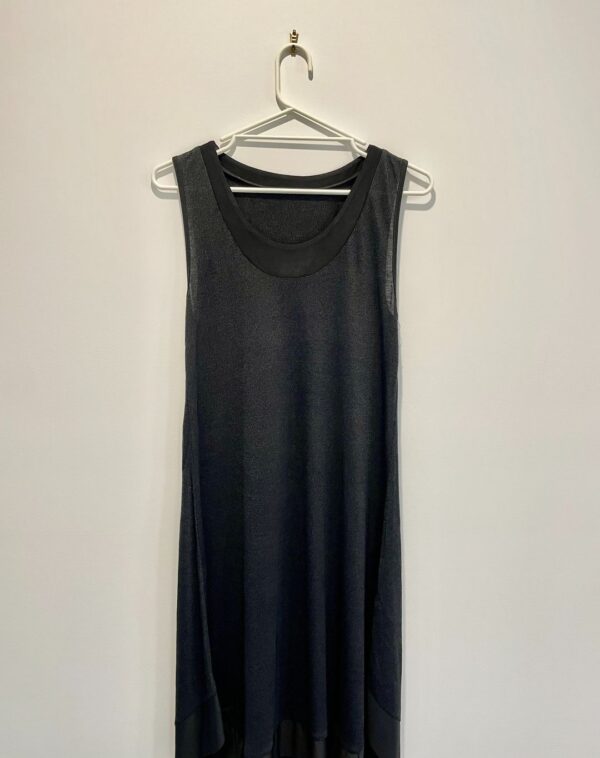 "Embrace timeless elegance with our chic black sleeveless shift dress! ???????? This versatile piece, in gently used conditi…