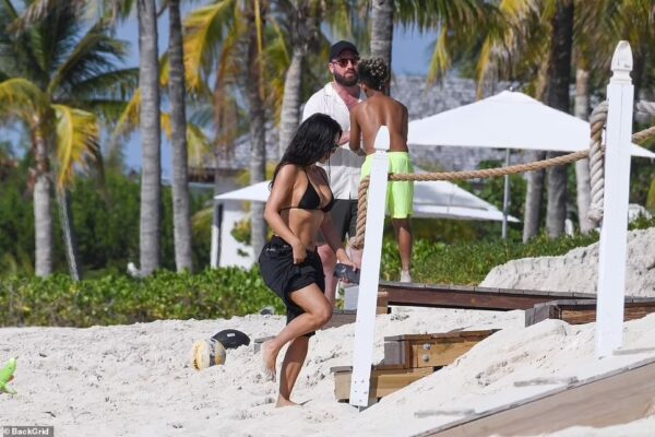Kim Kardashian shows off her 24-inch waistline in a Swimwear top and belly chain while joining Chicago and Saint to construct sandcastles on the beach in Turks and Caicos https://t.co/nZDrJLYfZv