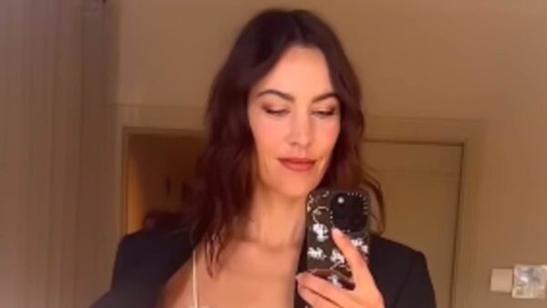 Alert – Alexa Chung puts on a leggy display in a sexy silk co-ord as she joins models Adwoa Aboah and Emily Ratajkowski at Victoria Beckham's Mango launch event in Spain to celebrate her first foray onto the high street https://t.co/tKqTLCPtpE https://t.co/DW1Ouij2bO