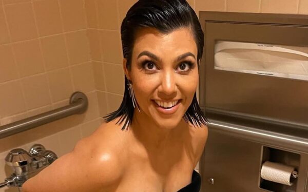 Kourtney Kardashian's husband exposes star squatting on toilet with no trousers #kourtneykardashian #travisbarker #thekardashians #toilet https://t.co/h9BuGGcHOl https://t.co/rYSQuKVOUZ