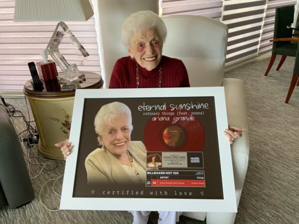 Ariana Grande’s grandmother celebrates her history-making achievement on the Billboard Hot 100 – GRUNGECAKE™