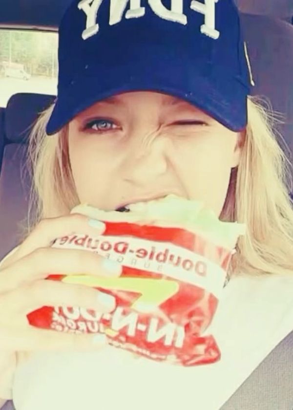 Her love for burgers ❤️???? #gigihadid #burger