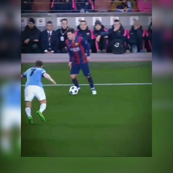 Những khoảnh khắc huyền thoại của Messi ????