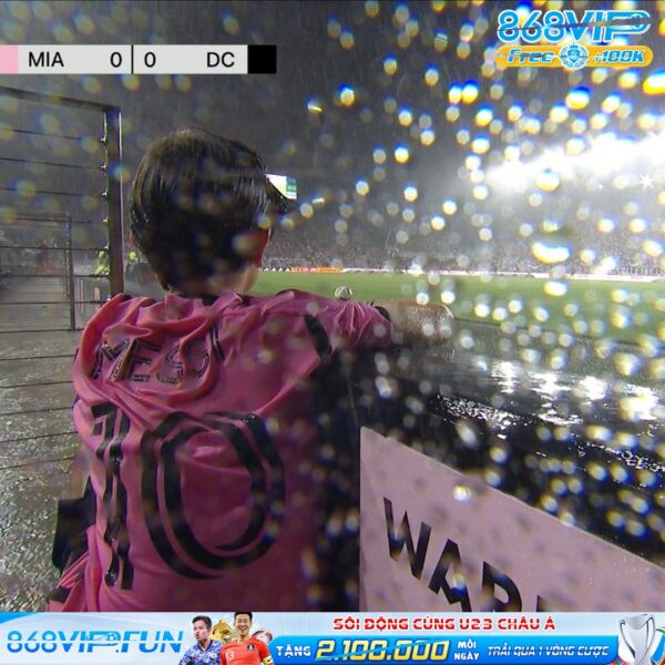 ‼️ KHOẢNH KHẮC ĐÁNG ĐƯỢC TRÂN TRỌNG ???? Phút 17' của trận đấu, một cậu bé bất chấp trời mưa to để có thể đứng gần sân đấu…