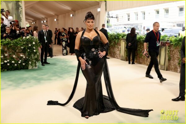 Ashley Graham Kicks Off Met Gala 2024 Red Carpet, Will Host Vogue’s Official Stream: Photo 5037101 | Photos | Just Jared: Celebrity News and Gossip