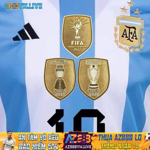 Chưa bao giờ trong lịch sử có đội bóng nào đeo 3 tấm huy hiệu vô địch cùng lúc nhưng Argentina của Leo Messi đã làm được…