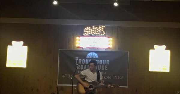 Drake Bell performs acoustic concert, makes childhood dreams …