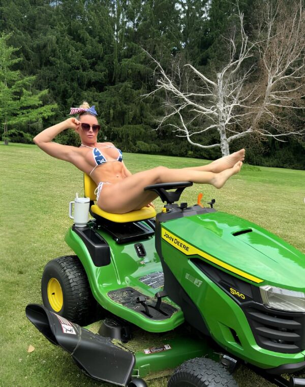 ???? #MandyRose is taking a break and relaxing on her lawn mower! ????✨