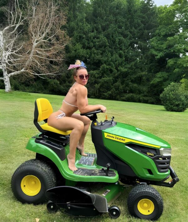 ???? Someone's gotta cut the lawn! ????#MandyRose