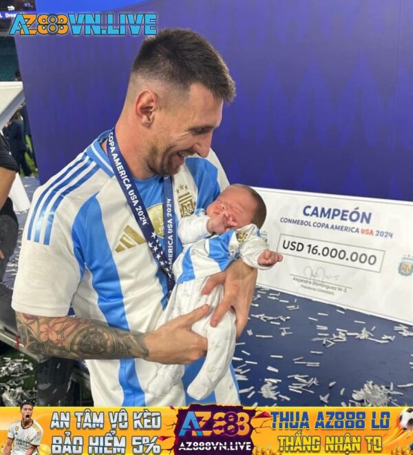 Messi đang bế Thiago, con trai của Montiel Chắc xin v.í.a gì đó đây mà ????