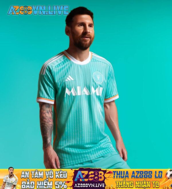 Leo Messi chụp ảnh cùng mẫu áo mới của Inter Miami 📸