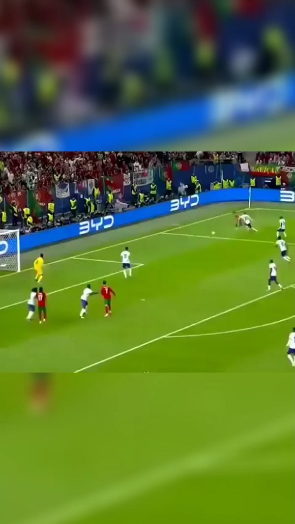 Siuuuuuuu! Ronaldo ghi bàn thắng trước Pháp tiễn Mbappe về nước ????