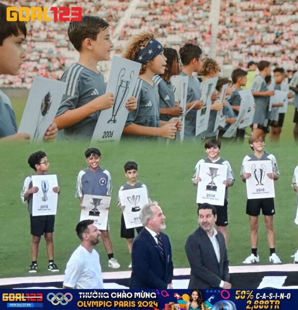 Inter Miami đã đưa 45 học sinh nhí vào sân, mỗi em cầm một bức ảnh ghi năm/tên danh hiệu của từng danh hiệu của Lionel M…