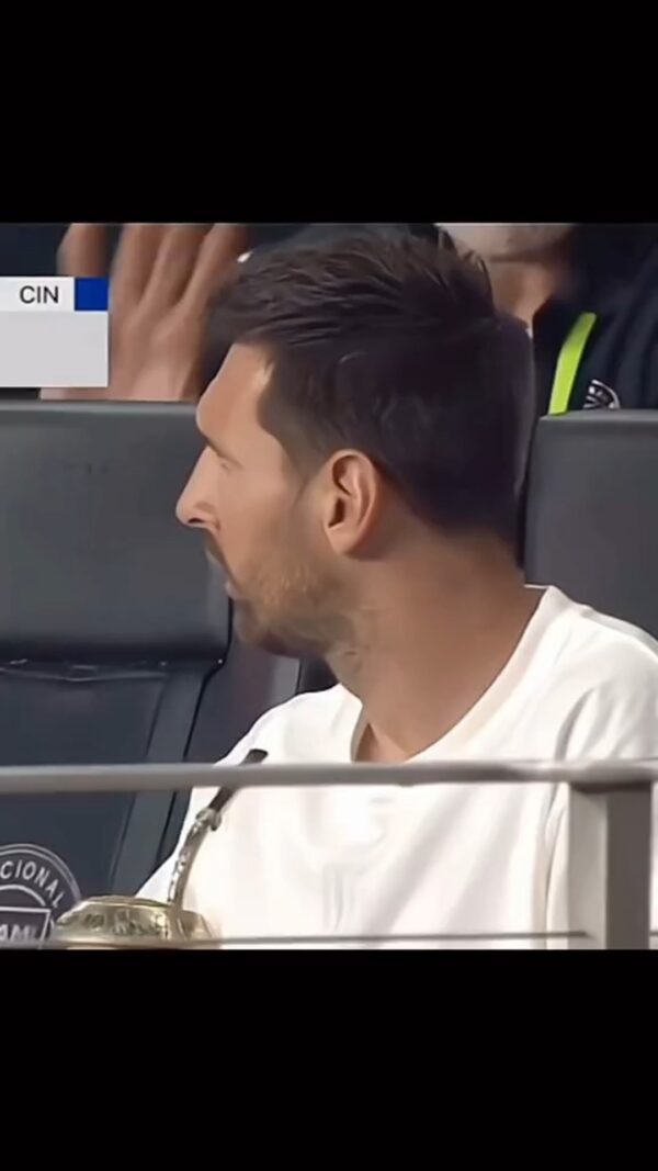 Messi đến xem đồng đội thi đấu hôm nay, đang xem mà phải trông con nên anh hơi căng 🤣🤣🤣 | Messi đến xem đồng đội thi đấu hôm nay, đang xem mà phải trông con nên anh hơi căng 🤣🤣🤣