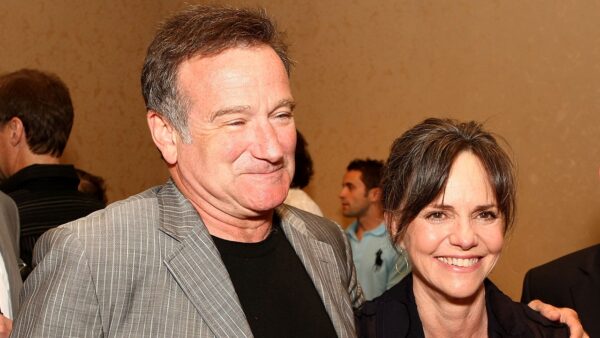 Robin Williams helped Sally Field get time off set after her father died while she filmed ‘Mrs. Doubtfire’