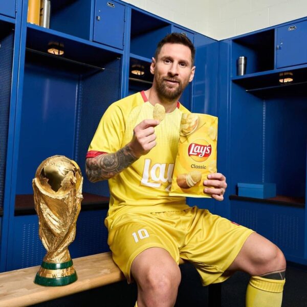 📷 Leo Messi xuất hiện cùng chiếc Cúp vàng World Cup trong một chiến dịch quảng cáo, để thông báo Lay's là đối tác chính…