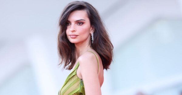 Emily Ratajkowski Commands Attention in Plunging Green Gucci Gown https://t.co/PD5oPtnI2F https://t.co/Oex3HVyzry