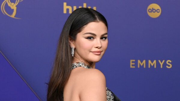 Selena Gomez brilla en la alfombra de los Emmy con 600 cristales bordados a mano https://t.co/A6K0fC5RSb