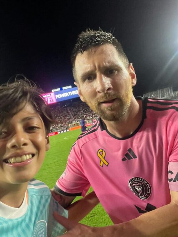 Đã tìm ra CĐV may mắn chạy xuống sân chụp hình được với Messi 📸🐐 Tạo dáng selfie xong Messi còn hối thúc CĐV kia chạy…