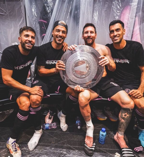 📷 Lionel Messi và các đồng đội nâng cao danh hiệu Supporters’ Shield 2024 🏆 G.O.A.T vui quá vui rồi 😅