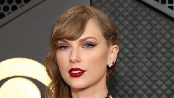 Taylor Swift wore white dress, black accessories on Grammys red carpet