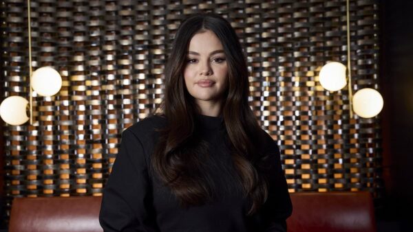 Billionaire Selena Gomez slammed by fans for giving homeless man $20 bill https://t.co/tUJFjm60aD https://t.co/fSThC7pF8y