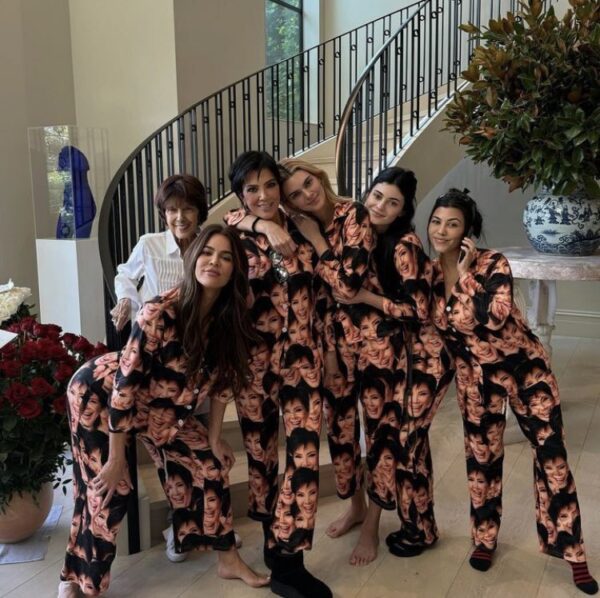 Khloé, Kourtney Kardashian, Kris, Kendall, Kylie Jenner e MJ no aniversário da Kris Jenner, alguns dias atrás. 🧡 https://t.co/FStFqnIB1c